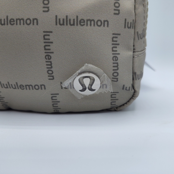 🔥 NWT Lululemon Everywhere Belt Bag – Light Gray Logo Print - Picture 2 of 4
